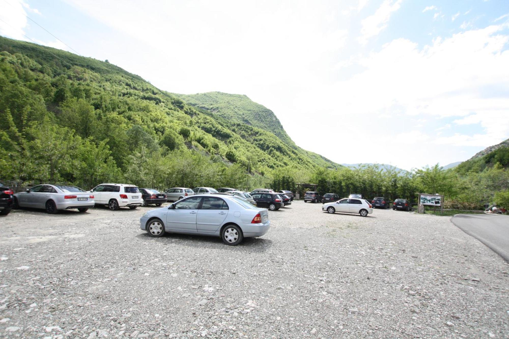 Lodge Lugina E Shengjergjit ,bujtinat *