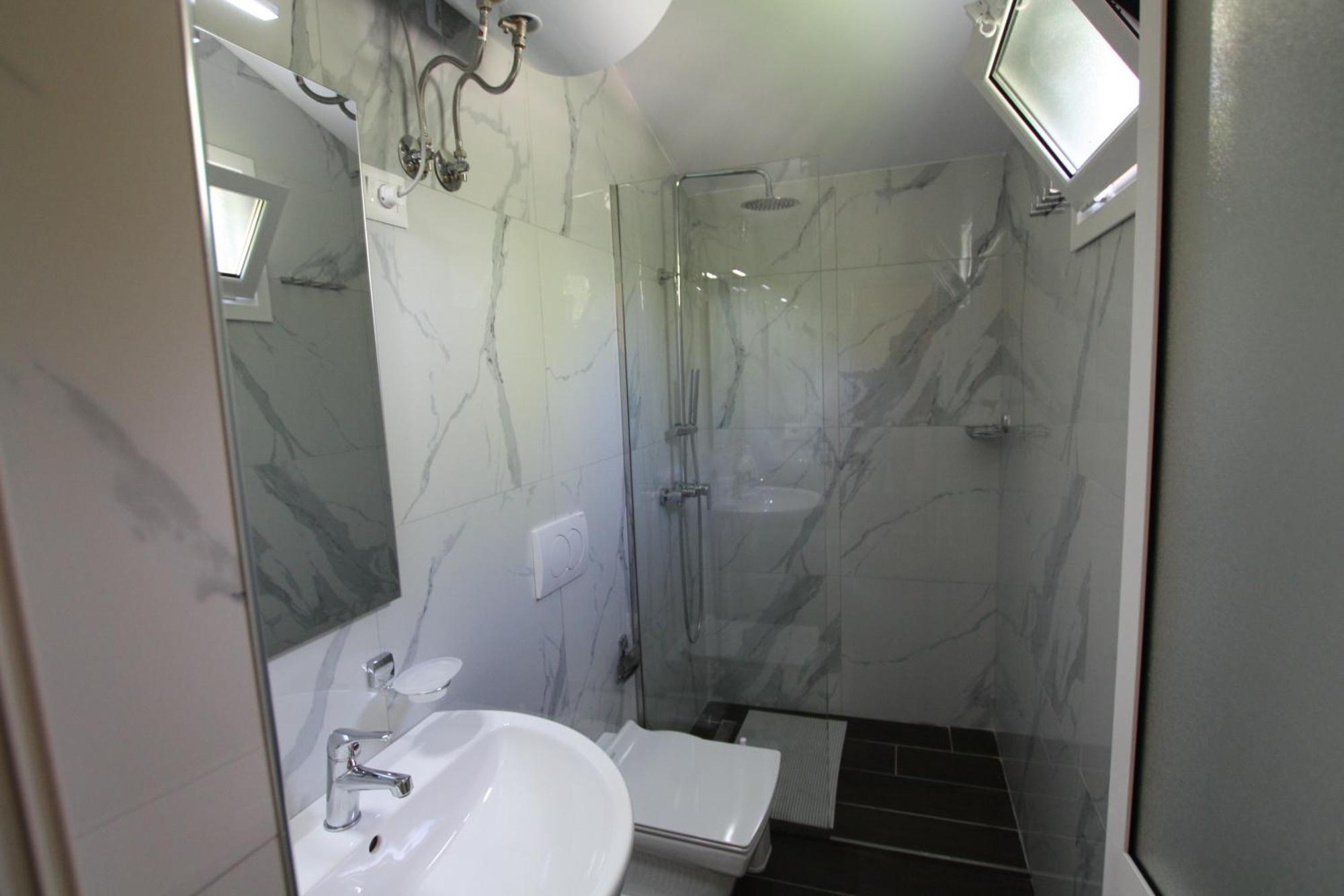 Lugina E Shengjergjit ,bujtinat Lodge Tirana