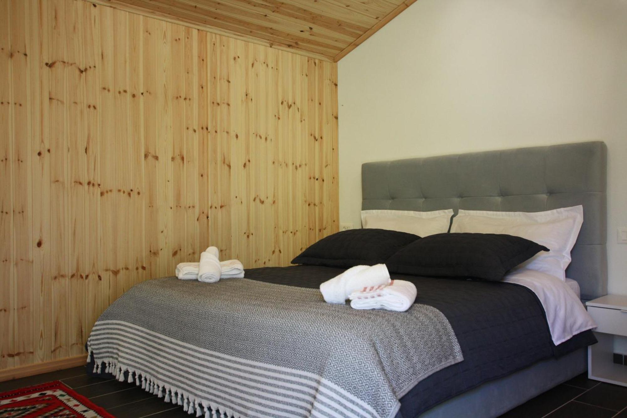 Lugina E Shengjergjit ,bujtinat Lodge Tirana