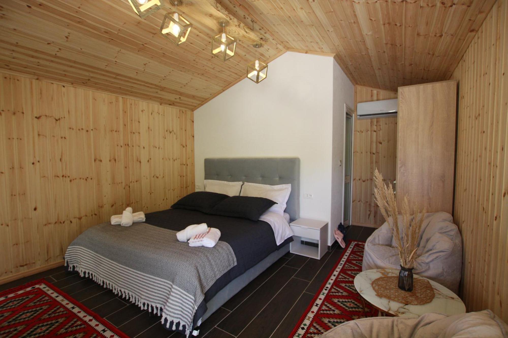 Lugina E Shengjergjit ,bujtinat Lodge